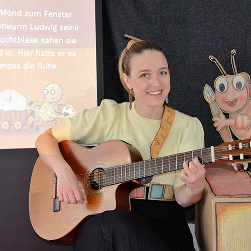 Anna Aichinger spielt Gitarre beim Erzähltheater