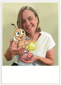 Anna Aichinger, Kinderbuch-Autorin und Illustratorin, mit Leuchtwurm Ludwig in der Hand