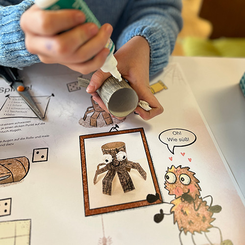 Kinder beim Spinnen-Basteln